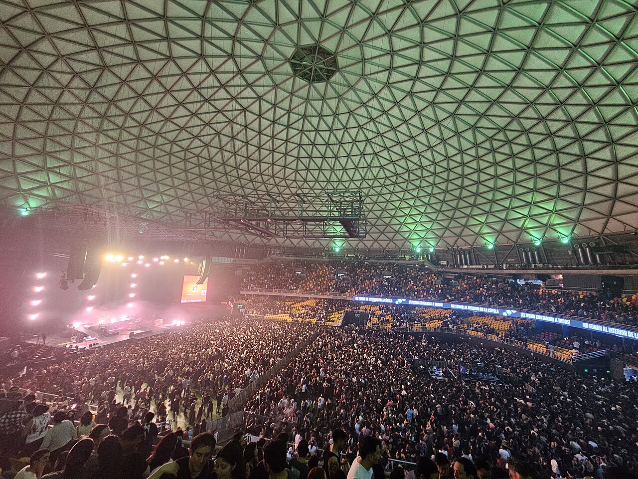 Interior del Movistar Arena de Santiago tras un concierto de Incubus, 4 de abril de 2025; fotografía de archivo del recinto.