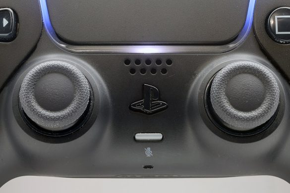 Detalle de los sticks de un control DualSense negro de PlayStation 5.