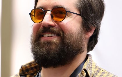 Ray Chase con lentes anaranjados en un evento en Glendale, Arizona, el 22 de marzo de 2025; fotografía de archivo del actor identificado como voz de Phoenix Cyclops.