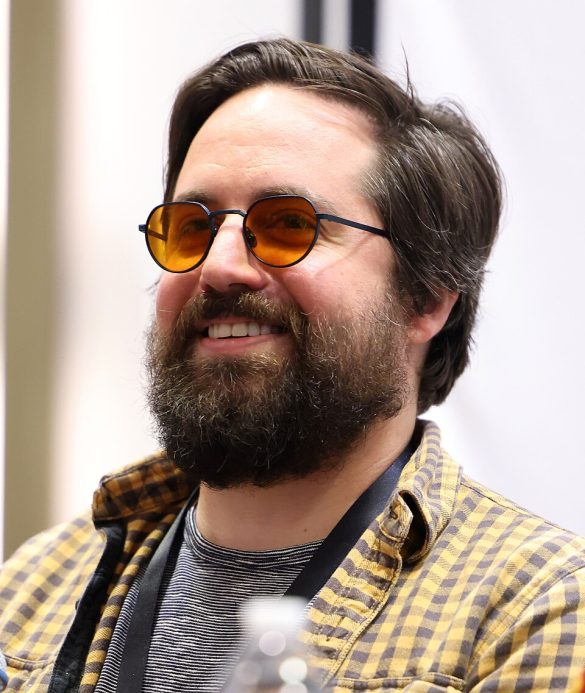 Ray Chase con lentes anaranjados en un evento en Glendale, Arizona, el 22 de marzo de 2025; fotografía de archivo del actor identificado como voz de Phoenix Cyclops.