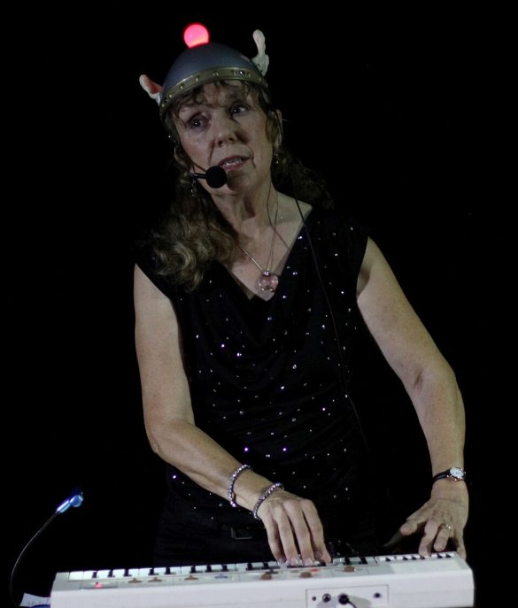 The Space Lady con un teclado, micrófono y casco alado con luz roja; fotografía de archivo del 10 de septiembre de 2014.