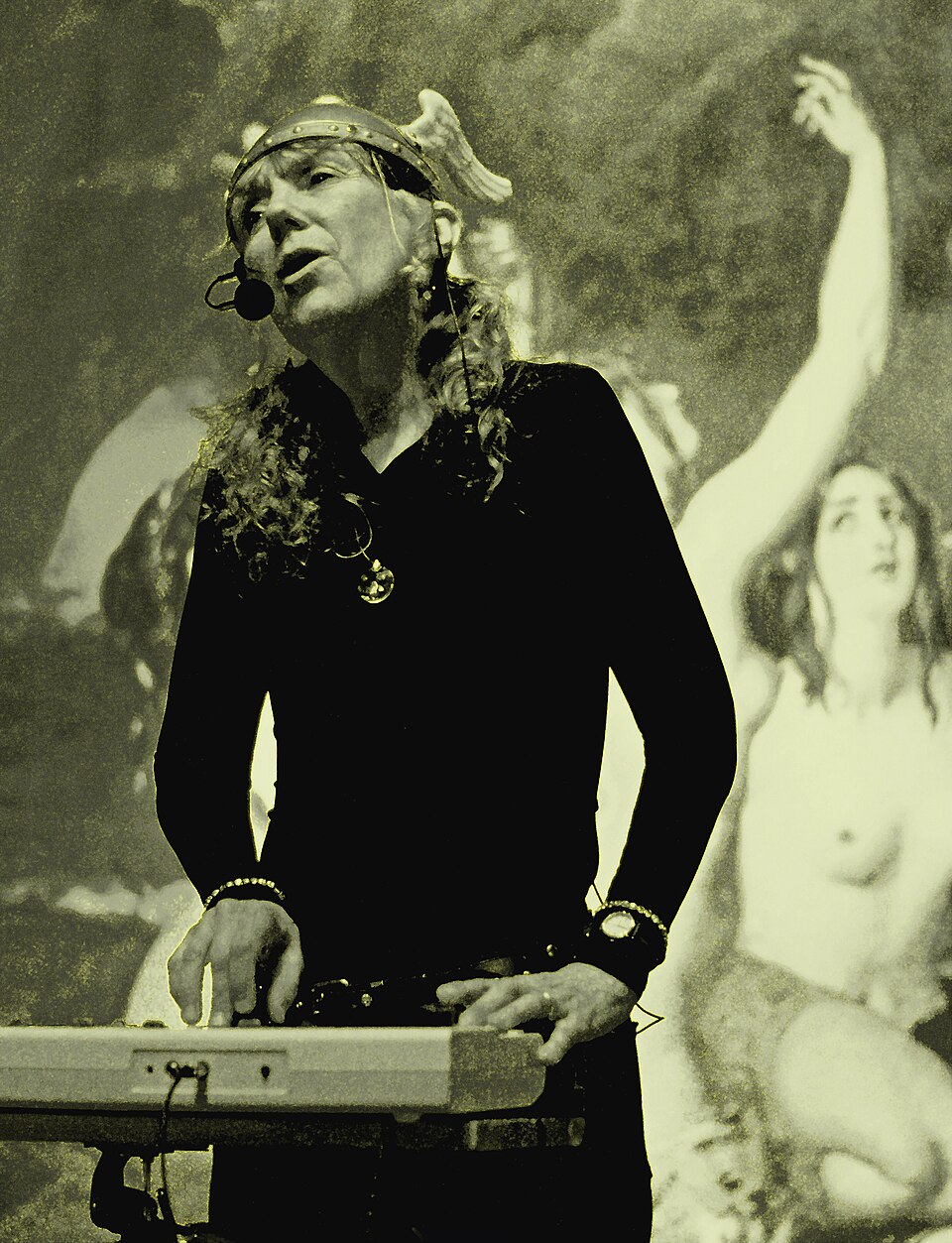 The Space Lady tocando su teclado frente a una proyección en Manchester Museum; fotografía de archivo del 30 de marzo de 2013.