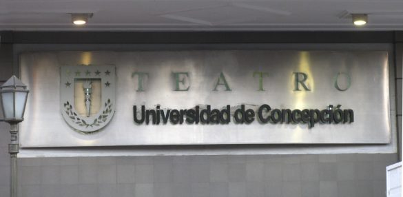 Letrero del Teatro Universidad de Concepción en su fachada, fotografiado en julio de 2012.